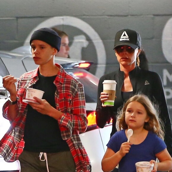 Exclusif - Victoria Beckham et ses enfants Romeo et Harper à Los Angeles, le 18 avril 2018