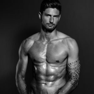 Olivier Giroud dans les Dieux du stade, aux éditions teNeues