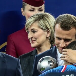 Emmanuel Macron et Kylian Mbappé, la présidente de Croatie Kolinda Grabar-Kitarovic - Finale de la Coupe du Monde de Football 2018 en Russie à Moscou, opposant la France à la Croatie (4-2). Le 15 juillet 2018 © Moreau-Perusseau / Bestimage