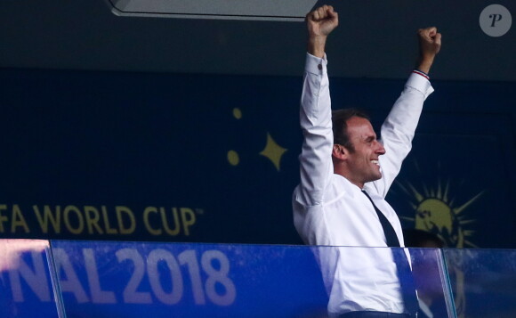 Emmanuel Macron lors de la victoire de l'équipe de France en Russie, le 15 juillet 2018.