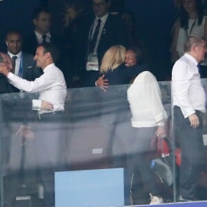 Noël Le Graët, président de la FFF, la première dame Brigitte Macron et son mari le président français Emmanuel Macron, Laura Flessel et la présidente Croate Kolinda Grabar-Kitarovic - People au stade Loujniki lors de la finale de la Coupe du Monde de Football 2018 à Moscou, opposant la France à la Croatie à Moscou le 15 juillet 2018 © Cyril Moreau / Bestimage