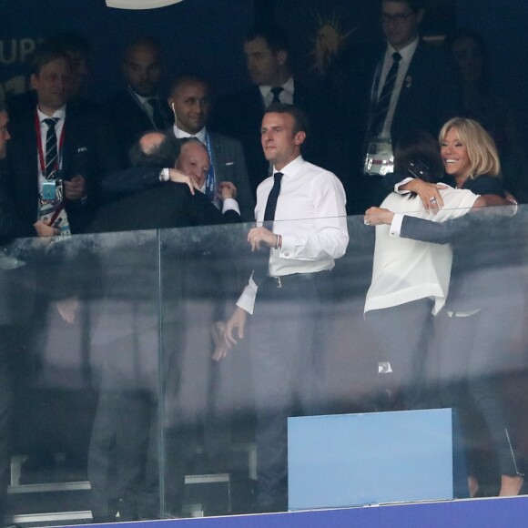Noël Le Graët, président de la FFF, la première dame Brigitte Macron et son mari le président français Emmanuel Macron et la présidente Croate Kolinda Grabar-Kitarovic - People au stade Loujniki lors de la finale de la Coupe du Monde de Football 2018 à Moscou, opposant la France à la Croatie à Moscou le 15 juillet 2018 © Cyril Moreau / Bestimage