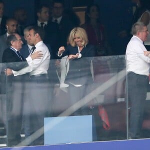 Noël Le Graët, président de la FFF, la première dame Brigitte Macron et son mari le président français Emmanuel Macron et la présidente Croate Kolinda Grabar-Kitarovic - People au stade Loujniki lors de la finale de la Coupe du Monde de Football 2018 à Moscou, opposant la France à la Croatie à Moscou le 15 juillet 2018 © Cyril Moreau / Bestimage