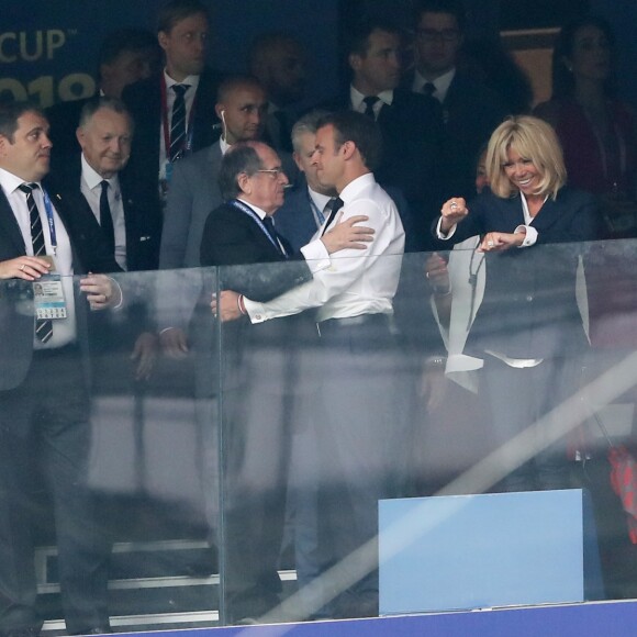 Noël Le Graët, président de la FFF, la première dame Brigitte Macron et son mari le président français Emmanuel Macron et la présidente Croate Kolinda Grabar-Kitarovic - People au stade Loujniki lors de la finale de la Coupe du Monde de Football 2018 à Moscou, opposant la France à la Croatie à Moscou le 15 juillet 2018 © Cyril Moreau / Bestimage