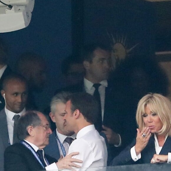 Noël Le Graët, président de la FFF, la première dame Brigitte Macron et son mari le président français Emmanuel Macron et la présidente Croate Kolinda Grabar-Kitarovic - People au stade Loujniki lors de la finale de la Coupe du Monde de Football 2018 à Moscou, opposant la France à la Croatie à Moscou le 15 juillet 2018 © Cyril Moreau / Bestimage