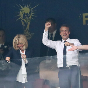 La première dame Brigitte Macron et son mari le président français Emmanuel Macron et la présidente Croate Kolinda Grabar-Kitarovic - People au stade Loujniki lors de la finale de la Coupe du Monde de Football 2018 à Moscou, opposant la France à la Croatie à Moscou le 15 juillet 2018 © Cyril Moreau/Bestimage