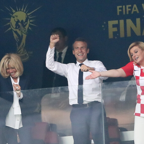 La première dame Brigitte Macron et son mari le président français Emmanuel Macron et la présidente Croate Kolinda Grabar-Kitarovic - People au stade Loujniki lors de la finale de la Coupe du Monde de Football 2018 à Moscou, opposant la France à la Croatie à Moscou le 15 juillet 2018 © Cyril Moreau/Bestimage