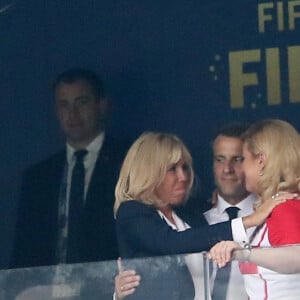 La première dame Brigitte Macron et son mari le président français Emmanuel Macron et la présidente Croate Kolinda Grabar-Kitarovic - People au stade Loujniki lors de la finale de la Coupe du Monde de Football 2018 à Moscou, opposant la France à la Croatie à Moscou le 15 juillet 2018 © Cyril Moreau/Bestimage