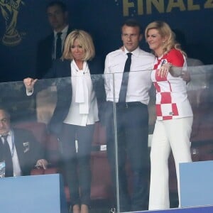 La première dame Brigitte Macron et son mari le président français Emmanuel Macron et la présidente Croate Kolinda Grabar-Kitarovic - People au stade Loujniki lors de la finale de la Coupe du Monde de Football 2018 à Moscou, opposant la France à la Croatie à Moscou le 15 juillet 2018 © Cyril Moreau/Bestimage