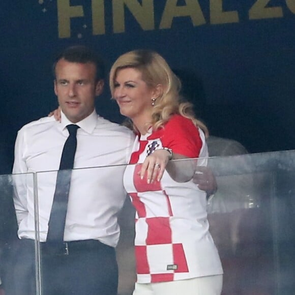 La première dame Brigitte Macron et son mari le président français Emmanuel Macron et la présidente Croate Kolinda Grabar-Kitarovic - People au stade Loujniki lors de la finale de la Coupe du Monde de Football 2018 à Moscou, opposant la France à la Croatie à Moscou le 15 juillet 2018 © Cyril Moreau/Bestimage