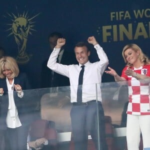 La première dame Brigitte Macron et son mari le président français Emmanuel Macron et la présidente Croate Kolinda Grabar-Kitarovic - People au stade Loujniki lors de la finale de la Coupe du Monde de Football 2018 à Moscou, opposant la France à la Croatie à Moscou le 15 juillet 2018 © Cyril Moreau/Bestimage