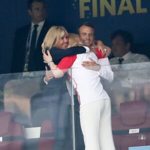 La première dame Brigitte Macron et son mari le président français Emmanuel Macron et la présidente Croate Kolinda Grabar-Kitarovic - People au stade Loujniki lors de la finale de la Coupe du Monde de Football 2018 à Moscou, opposant la France à la Croatie à Moscou le 15 juillet 2018 © Cyril Moreau/Bestimage