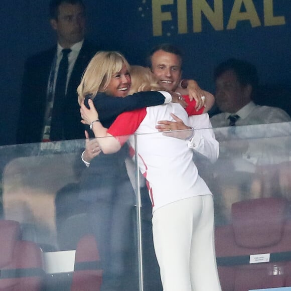 La première dame Brigitte Macron et son mari le président français Emmanuel Macron et la présidente Croate Kolinda Grabar-Kitarovic - People au stade Loujniki lors de la finale de la Coupe du Monde de Football 2018 à Moscou, opposant la France à la Croatie à Moscou le 15 juillet 2018 © Cyril Moreau/Bestimage