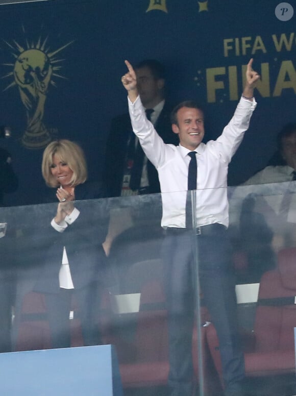 La première dame Brigitte Macron et son mari le président français Emmanuel Macron - People au stade Loujniki lors de la finale de la Coupe du Monde de Football 2018 à Moscou, opposant la France à la Croatie à Moscou le 15 juillet 2018 © Cyril Moreau/Bestimage