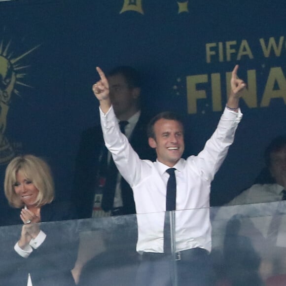 La première dame Brigitte Macron et son mari le président français Emmanuel Macron - People au stade Loujniki lors de la finale de la Coupe du Monde de Football 2018 à Moscou, opposant la France à la Croatie à Moscou le 15 juillet 2018 © Cyril Moreau/Bestimage