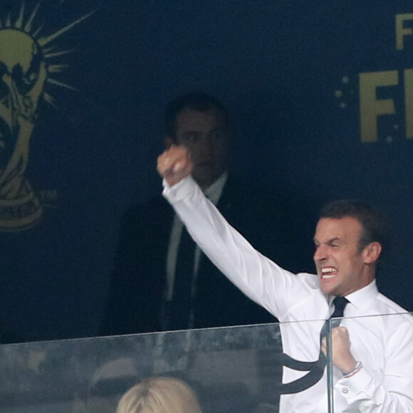 La première dame Brigitte Macron et son mari le président français Emmanuel Macron - People au stade Loujniki lors de la finale de la Coupe du Monde de Football 2018 à Moscou, opposant la France à la Croatie à Moscou le 15 juillet 2018 © Cyril Moreau/Bestimage