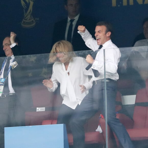 Noël Le Graët, président de la FFF, la première dame Brigitte Macron et son mari le président français Emmanuel Macron - People au stade Loujniki lors de la finale de la Coupe du Monde de Football 2018 à Moscou, opposant la France à la Croatie à Moscou le 15 juillet 2018 © Cyril Moreau/Bestimage