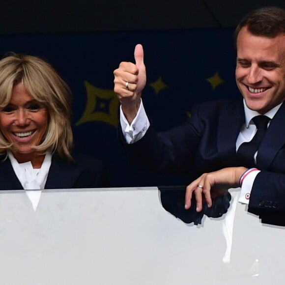 Brigitte et Emmanuel Macron - People au stade Loujniki lors de la finale de la Coupe du Monde de Football 2018 à Moscou, opposant la France à la Croatie. Le 15 juillet 2018 © Moreau-Perusseau / Bestimage