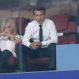 La première dame Brigitte Macron et son mari le président français Emmanuel Macron - People au stade Loujniki lors de la finale de la Coupe du Monde de Football 2018 à Moscou, opposant la France à la Croatie à Moscou le 15 juillet 2018 .© Cyril Moreau/Bestimage