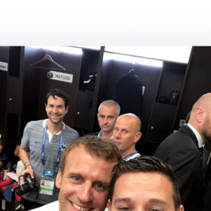 Emmanuel Macron dans les vestiaires des Bleus après leur victoire en finale de la Coupe du monde 2018.