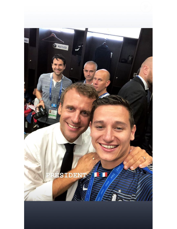 Emmanuel Macron dans les vestiaires des Bleus après leur victoire en finale de la Coupe du monde 2018.