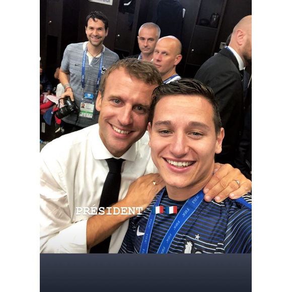 Emmanuel Macron dans les vestiaires des Bleus après leur victoire en finale de la Coupe du monde 2018.