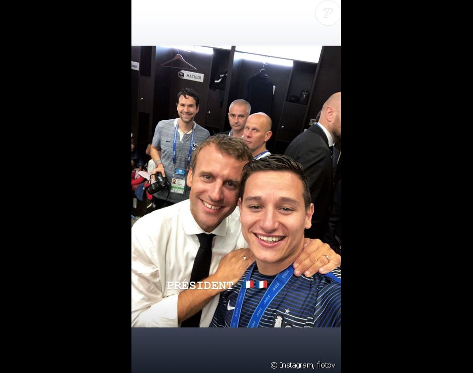 Emmanuel Macron dans les vestiaires des Bleus après leur victoire en ...