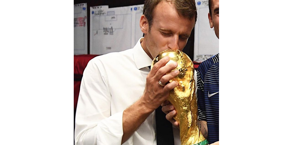 Photo : Emmanuel Macron dans les vestiaires avec les Bleus après leur ...