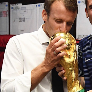 Emmanuel Macron dans les vestiaires avec les Bleus après leur victoire en finale de Coupe du Monde 2018.