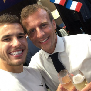 Emmanuel Macron dans les vestiaires des Bleus après leur victoire en finale de Coupe du monde 2018.