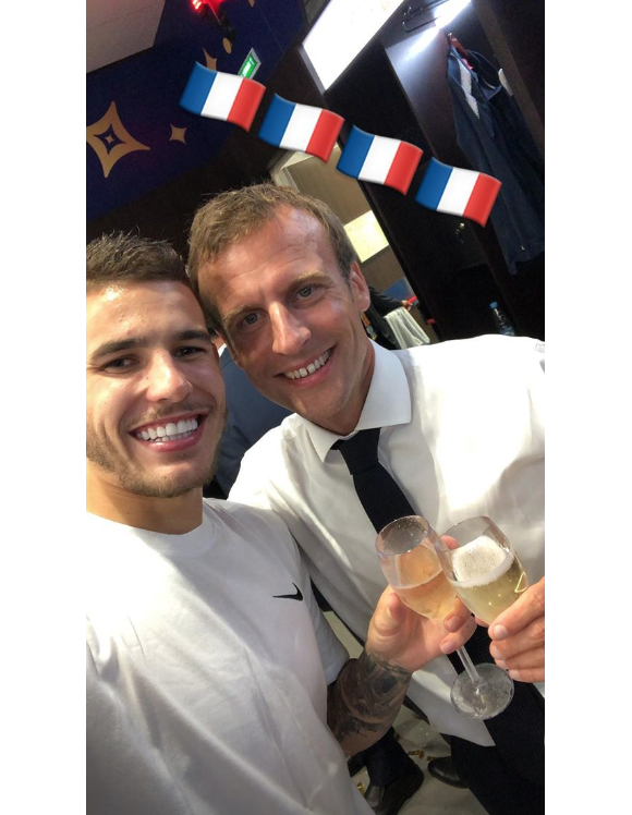 Emmanuel Macron dans les vestiaires des Bleus après leur victoire en finale de Coupe du monde 2018.