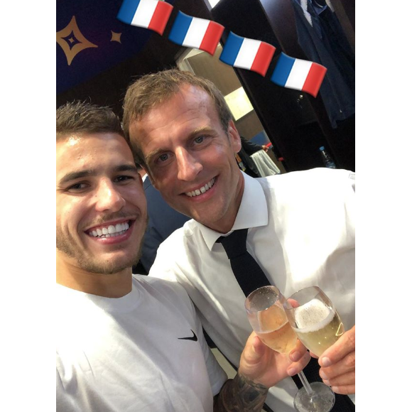 Emmanuel Macron dans les vestiaires des Bleus après leur victoire en finale de Coupe du monde 2018.