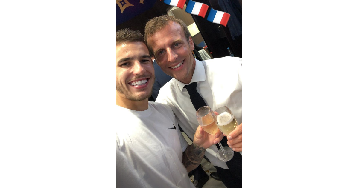 Emmanuel Macron Dans Les Vestiaires Des Bleus Après Leur Victoire En ...