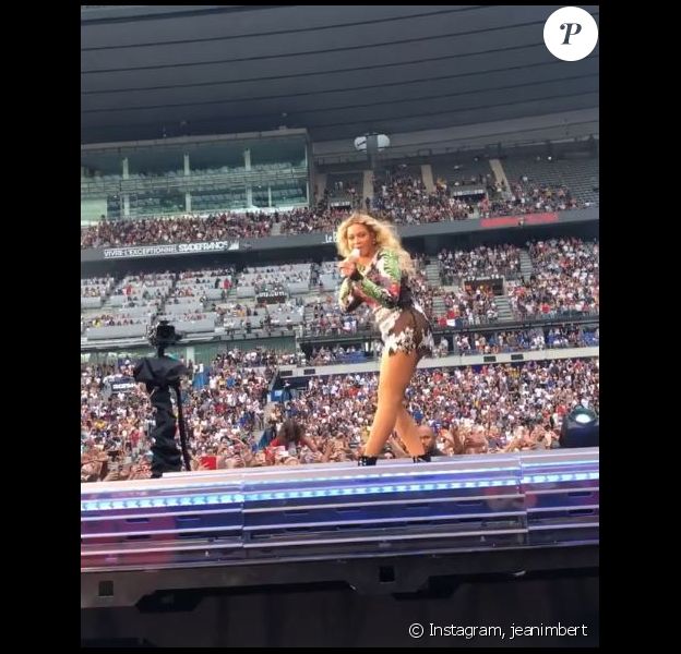 Beyoncé fait signe à Jean Imbert au Stade de France, le 15 juillet 2018