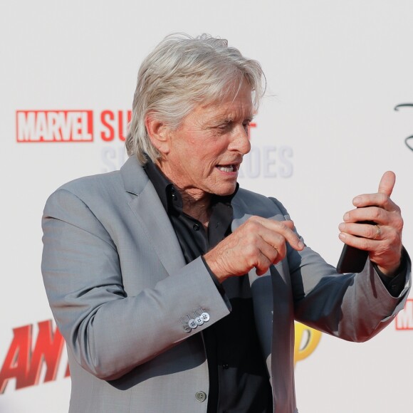 Michael Douglas fait partager l'événement en video live à sa femme et sa fille - Avant-première européenne du film "Ant-man et la guêpe" à Disneyland Paris à Marne-la-Vallée, le 14 juillet 2018 © CVS/Bestimage