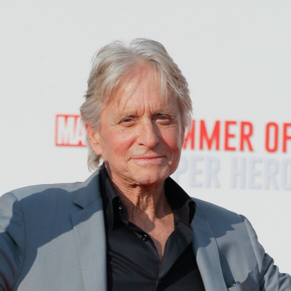 Michael Douglas fait partager l'événement en video live à sa femme et sa fille - Avant-première européenne du film "Ant-man et la guêpe" à Disneyland Paris à Marne-la-Vallée, le 14 juillet 2018 © CVS/Bestimage