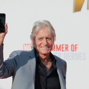 Michael Douglas fait partager l'événement en video live à sa femme et sa fille - Avant-première européenne du film "Ant-man et la guêpe" à Disneyland Paris à Marne-la-Vallée, le 14 juillet 2018 © CVS/Bestimage