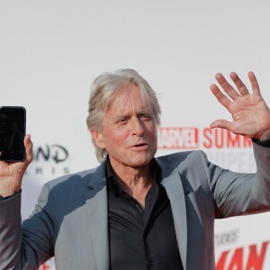 Michael Douglas fait partager l'événement en video live à sa femme et sa fille - Avant-première européenne du film "Ant-man et la guêpe" à Disneyland Paris à Marne-la-Vallée, le 14 juillet 2018 © CVS/Bestimage
