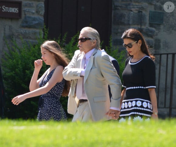 Exclusif - No Web - Catherine Zeta-Jones avec son mari Michael Douglas et leur fille Carys arrivent à la remise des prix de leur fils Dylan à l'école de Dobbs Ferry le 9 juin 2018.