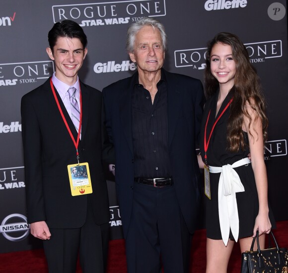 Michael Douglas avec ses enfants Dylan et Carys Douglas à la première "Rogue One: A Star Wars Story" au théâtre The Pantages à Hollywood, le 10 décembre 2016