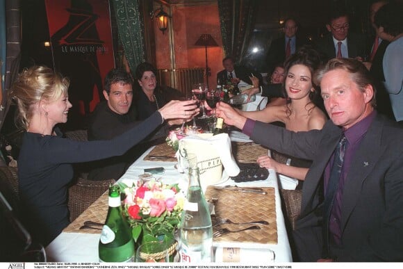 Catherine Zeta-Jones et Michael Douglas lors de leur première rencontre au Festival de Deauville en septembre 1998. Les acteurs avaient été présentés l'un à l'autre par Antonio Banderas et son épouse d'alors Melanie Griffith. Antonio Banderas et Catherine Zeta-Jones étaient à Deauville pour présenter "Le Masque de Zorro".