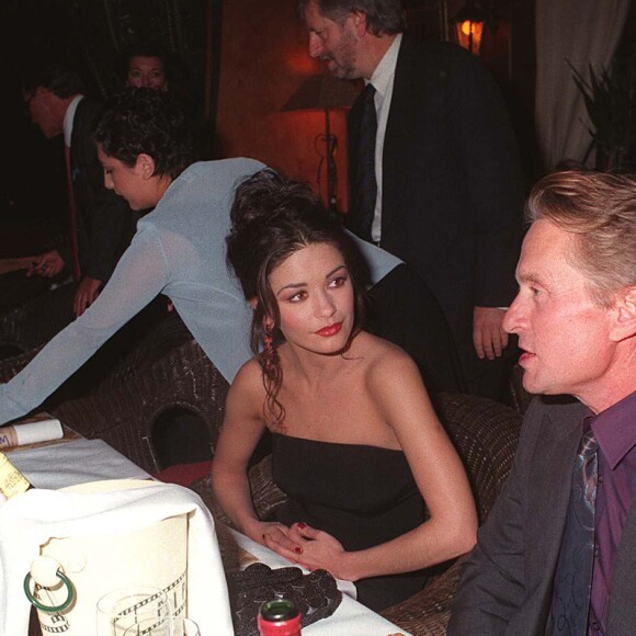 Catherine Zeta-Jones et Michael Douglas lors de leur première rencontre au Festival de Deauville en septembre 1998.