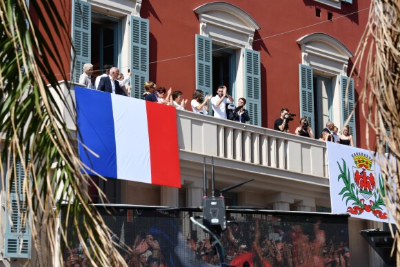 Hugo Lloris, le gardien et capitaine de l'équipe de France de Football, en famille avec sa femme Marine et leurs filles Anne-Rose et Giuliana, et avec Christian Estrosi, le maire de Nice, sur le balcon de la mairie de Nice le 18 juillet 2018. Il a été fêté par la ville de Nice 3 jours après sa victoire à la finale de la Coupe du Monde 2018. © Bruno Bebert/ Bestimage