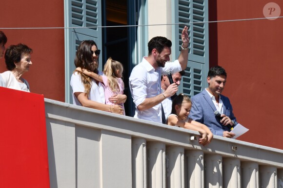 Hugo Lloris, le gardien et capitaine de l'équipe de France de Football, en famille avec sa femme Marine et leurs filles Anne-Rose et Giuliana, et avec Christian Estrosi, le maire de Nice, sur le balcon de la mairie de Nice le 18 juillet 2018. Il a été fêté par la ville de Nice 3 jours après sa victoire à la finale de la Coupe du Monde 2018. © Bruno Bebert/ Bestimage
