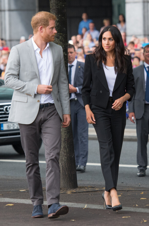 Le prince Harry, duc de Sussex et sa femme Meghan Markle, duchesse de Sussex visitent le mémorial pour la famine à Dublin le 11 juillet 2018