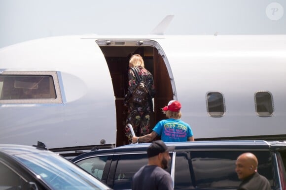 Exclusif - Justin Bieber et sa fiancée Hailey Baldwin prennent un jet privé à Miami, le 15 juillet 2018