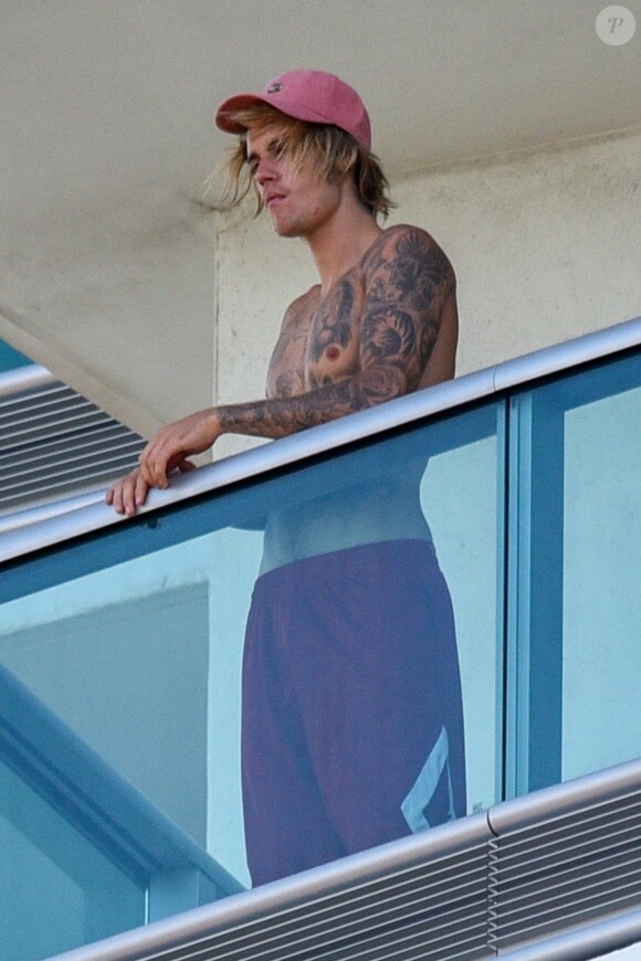 Exclusif - Justin Bieber se relaxe et prend des photo du balcon de sa chambre d'hôtel à Miami, le 15 juillet 2018