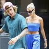 Justin Bieber et sa fiancée Hailey Baldwin sortent d'un immeuble avec des bagages et saluent leurs fans avant de monter dans une voiture à New York, le 13 juillet 2018