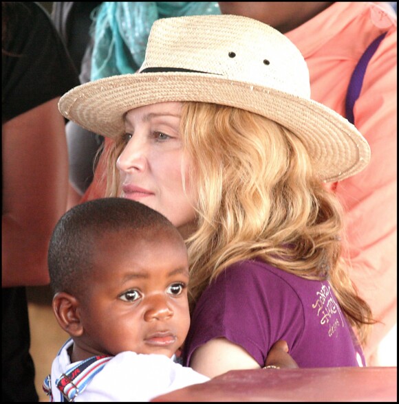 Troisième jour au Malawi pour Madonna. Accompagnée de son fils David Banda, la chanteuse part visiter un orphelinat qu'elle aide financièrement à Mphandula Village où elle a adopté son petit garçon. Avril 2007.