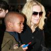 Madonna et son fils David Banda à l'aéroport de Los Angeles en février 2008